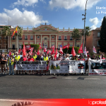 La huelga de autobuses arranca con fuerza y obliga al PP de Rebeca Pérez a mover ficha tras meses de bloqueo Imagen de archivo de la movilización sindical de los trabajadores del transporte público frente al Ayuntamiento de Murcia durante la huelga de principios de julio | Foto.- Dominic D. Skerrett