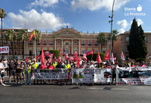 La huelga de autobuses arranca con fuerza y obliga al PP de Rebeca Pérez a mover ficha tras meses de bloqueo Imagen de archivo de la movilización sindical de los trabajadores del transporte público frente al Ayuntamiento de Murcia durante la huelga de principios de julio | Foto.- Dominic D. Skerrett