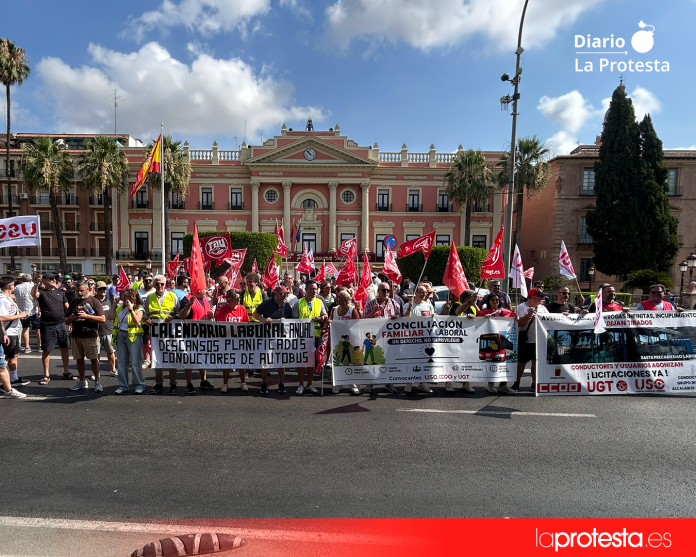 Imagen de archivo de la movilización sindical de los trabajadores del transporte público frente al Ayuntamiento de Murcia durante la huelga de principios de julio | Foto.- Dominic D. Skerrett