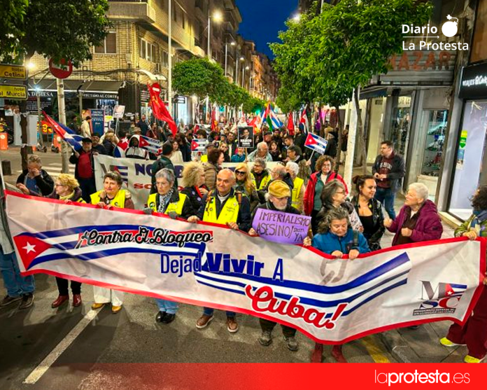 Manifestantes durante la movilización en solidaridad con Cuba celebrada en Murcia el pasado mes de marzo | Dominic D. Skerrett / La Protesta
