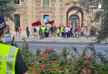 Militantes falangistas, al inicio de la movilización, junto a la antigua Cárcel Vieja de Murcia, desde donde iniciaron su recorrido por las calles de la ciudad | Foto.- Policía Local