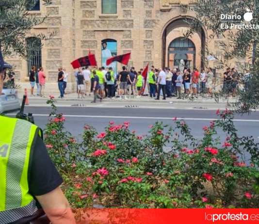 Militantes falangistas, al inicio de la movilización, junto a la antigua Cárcel Vieja de Murcia, desde donde iniciaron su recorrido por las calles de la ciudad | Foto.- Policía Local