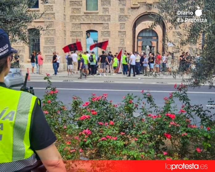 Militantes falangistas, al inicio de la movilización, junto a la antigua Cárcel Vieja de Murcia, desde donde iniciaron su recorrido por las calles de la ciudad | Foto.- Policía Local