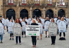 Murcia pondrá nombre a los toros muertos ante el Ayuntamiento el día que comienza la Feria Taurina Imagen de archivo de una acción antitaurina en la que activistas portan lápidas con los nombres de toros muertos en la plaza de España de Gijón para denunciar la violencia de la tauromaquia. | Foto: @conmalaspulgas