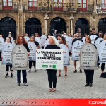 Imagen de archivo de una acción antitaurina en la que activistas portan lápidas con los nombres de toros muertos en la plaza de España de Gijón para denunciar la violencia de la tauromaquia. | Foto: @conmalaspulgas