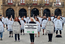 Murcia pondrá nombre a los toros muertos ante el Ayuntamiento el día que comienza la Feria Taurina Imagen de archivo de una acción antitaurina en la que activistas portan lápidas con los nombres de toros muertos en la plaza de España de Gijón para denunciar la violencia de la tauromaquia. | Foto: @conmalaspulgas