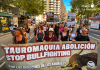 La movilización antitaurina avanzó por la Gran Vía de Murcia con pancartas y consignas contra la tauromaquia y la violencia hacia los animales | Foto.- Dominic D. Skerrett