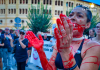 Imagen de archivo de una activista antitaurina durante una performance frente a la plaza de toros de Murcia para denunciar el sufrimiento y la muerte de los animales utilizados en los festejos taurinos en 2024 | Foto.- Dominic D. Skerrett