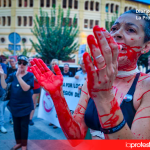 Imagen de archivo de una activista antitaurina durante una performance frente a la plaza de toros de Murcia para denunciar el sufrimiento y la muerte de los animales utilizados en los festejos taurinos en 2024 | Foto.- Dominic D. Skerrett