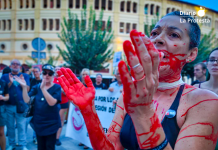 El movimiento animalista toma las calles de Murcia este domingo contra la violencia de la tauromaquia Imagen de archivo de una activista antitaurina durante una performance frente a la plaza de toros de Murcia para denunciar el sufrimiento y la muerte de los animales utilizados en los festejos taurinos en 2024 | Foto.- Dominic D. Skerrett