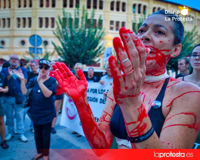 Imagen de archivo de una activista antitaurina durante una performance frente a la plaza de toros de Murcia para denunciar el sufrimiento y la muerte de los animales utilizados en los festejos taurinos en 2024 | Foto.- Dominic D. Skerrett Imagen de archivo de una activista antitaurina durante una performance frente a la plaza de toros de Murcia para denunciar el sufrimiento y la muerte de los animales utilizados en los festejos taurinos en 2024 | Foto.- Dominic D. Skerrett