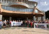 La protesta contra el desmantelamiento de la protección del Mar Menor llega a las puertas de la Asamblea: “Quien contamina no paga y además cobra” La protesta ha trasladado hasta las puertas de la Asamblea Regional el rechazo ciudadano a cualquier retroceso en la protección de la laguna salada | Foto.- Dominic D. Skerrett