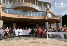 La protesta contra el desmantelamiento de la protección del Mar Menor llega a las puertas de la Asamblea: “Quien contamina no paga y además cobra” La protesta ha trasladado hasta las puertas de la Asamblea Regional el rechazo ciudadano a cualquier retroceso en la protección de la laguna salada | Foto.- Dominic D. Skerrett