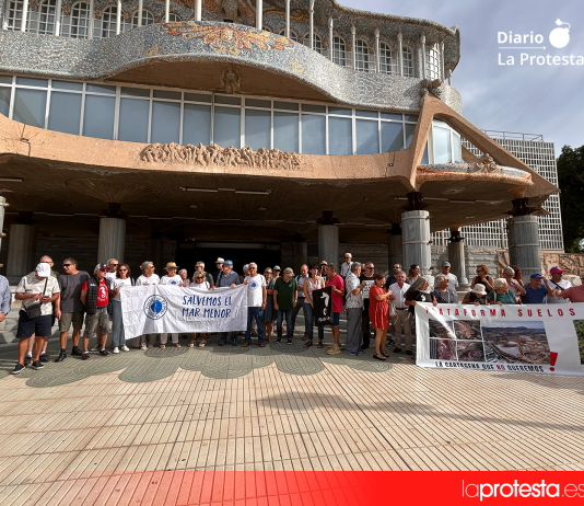 La protesta ha trasladado hasta las puertas de la Asamblea Regional el rechazo ciudadano a cualquier retroceso en la protección de la laguna salada | Foto.- Dominic D. Skerrett