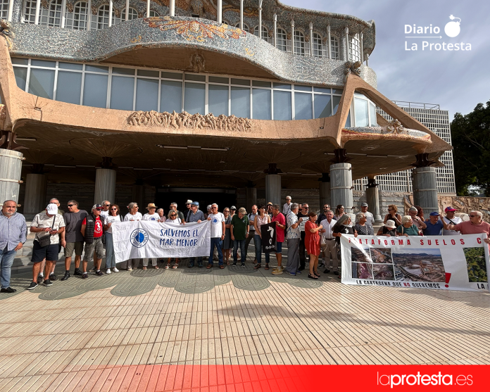 La protesta ha trasladado hasta las puertas de la Asamblea Regional el rechazo ciudadano a cualquier retroceso en la protección de la laguna salada | Foto.- Dominic D. Skerrett
