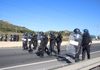 Una fila de agentes antidisturbios de la Guardia Civil desplegada durante la primera jornada de huelga indefinida del metal en los accesos al Valle de Escombreras, en Cartagena. Foto: Dominic D. Skerrett
