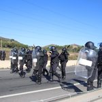 Una fila de agentes antidisturbios de la Guardia Civil desplegada durante la primera jornada de huelga indefinida del metal en los accesos al Valle de Escombreras, en Cartagena. Foto: Dominic D. Skerrett