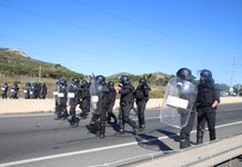 Una fila de agentes antidisturbios de la Guardia Civil desplegada durante la primera jornada de huelga indefinida del metal en los accesos al Valle de Escombreras, en Cartagena. Foto: Dominic D. Skerrett