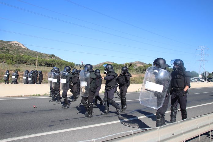 Una fila de agentes antidisturbios de la Guardia Civil desplegada durante la primera jornada de huelga indefinida del metal en los accesos al Valle de Escombreras, en Cartagena. Foto: Dominic D. Skerrett