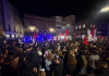 La juventud antifascista vuelve a las calles de A Coruña tras las cargas contra la protesta por Abascal y exige la dimisión del subdelegado del Gobierno Miles de personas se concentran delante de la Subdelegación del Gobierno en A Coruña | Foto.- El Salto