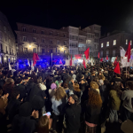 Miles de personas se concentran delante de la Subdelegación del Gobierno en A Coruña | Foto.- El Salto