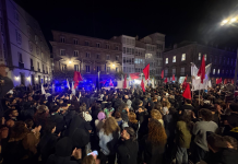 La juventud antifascista vuelve a las calles de A Coruña tras las cargas contra la protesta por Abascal y exige la dimisión del subdelegado del Gobierno Miles de personas se concentran delante de la Subdelegación del Gobierno en A Coruña | Foto.- El Salto