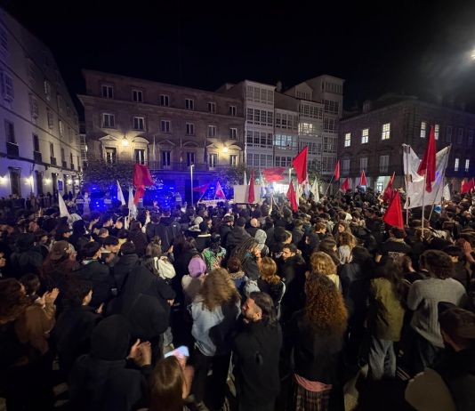 Miles de personas se concentran delante de la Subdelegación del Gobierno en A Coruña | Foto.- El Salto