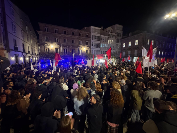 Miles de personas se concentran delante de la Subdelegación del Gobierno en A Coruña | Foto.- El Salto