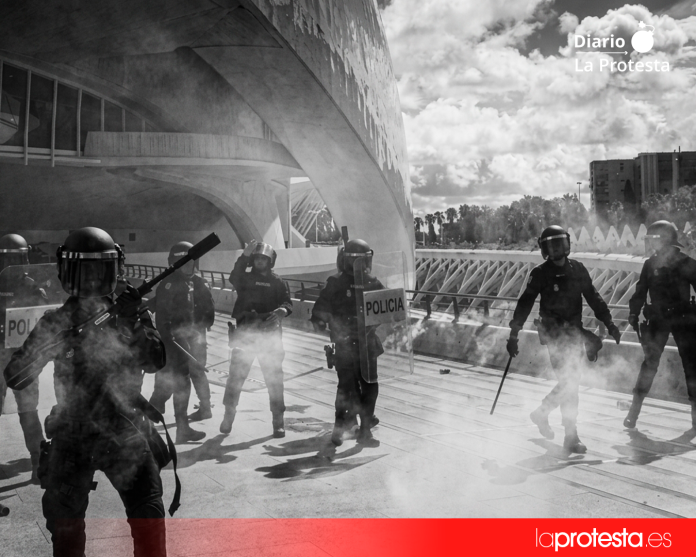 Cargas policiales durante la movilización por el derecho a la vivienda celebrada en València el 3 de octubre, frente al Palau de les Arts. Foto: CGT València.