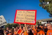 Trabajadoras de AMC en Murcia se movilizan en el segundo día de huelga por el convenio de la conservera vegetal La plantilla de Fruit & Tech Natural lleva sus reivindicaciones a las puertas de la planta de Espinardo durante la jornada de movilización. Foto: José Coy.