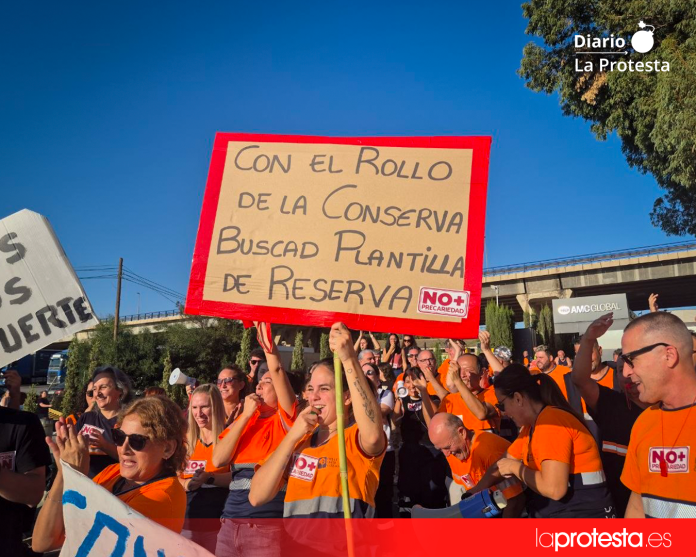 La plantilla de Fruit & Tech Natural lleva sus reivindicaciones a las puertas de la planta de Espinardo durante la jornada de movilización. Foto: José Coy.