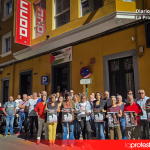 Miembros de Comisiones Obreras se concentran ante la sede regional del sindicato en Murcia para rendir homenaje a Maricarmen y denunciar los desahucios. | Foto.- CCOO