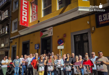 Miembros de Comisiones Obreras se concentran ante la sede regional del sindicato en Murcia para rendir homenaje a Maricarmen y denunciar los desahucios. | Foto.- CCOO