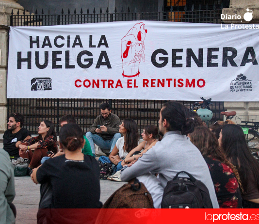 Personas participantes en la asamblea celebrada en la plaza de la Merced para organizar las próximas acciones y coordinar el trabajo de los comités. Foto: Dominic David Skerrett.