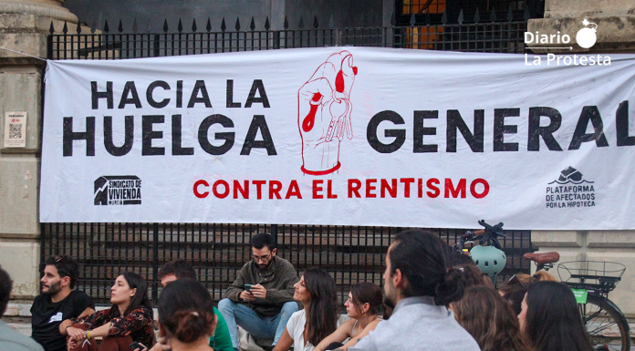 Personas participantes en la asamblea celebrada en la plaza de la Merced para organizar las próximas acciones y coordinar el trabajo de los comités. Foto: Dominic David Skerrett.