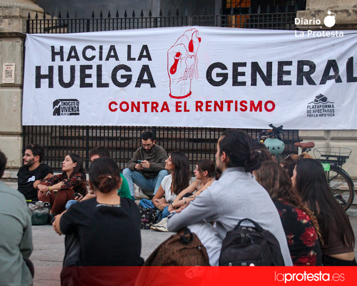 Personas participantes en la asamblea celebrada en la plaza de la Merced para organizar las próximas acciones y coordinar el trabajo de los comités. Foto: Dominic David Skerrett.