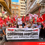 Trabajadoras y trabajadores de la conserva vegetal llevan a Agrupal su protesta en el tercer día de huelga en Murcia Manifestantes a las puertas de la patronal de la conserva vegetal | Foto.- Dominic D. Skerrett