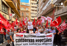 Manifestantes a las puertas de la patronal de la conserva vegetal | Foto.- Dominic D. Skerrett