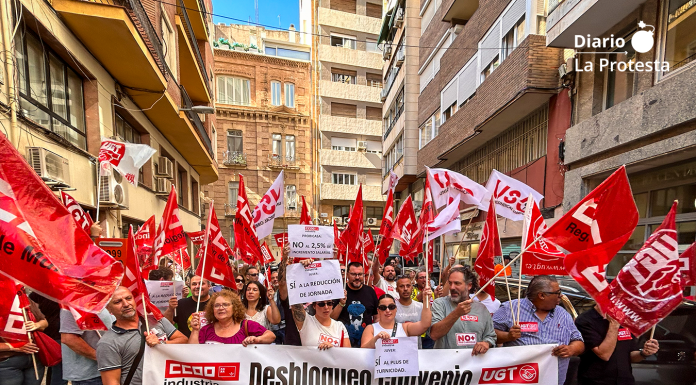 Manifestantes a las puertas de la patronal de la conserva vegetal | Foto.- Dominic D. Skerrett