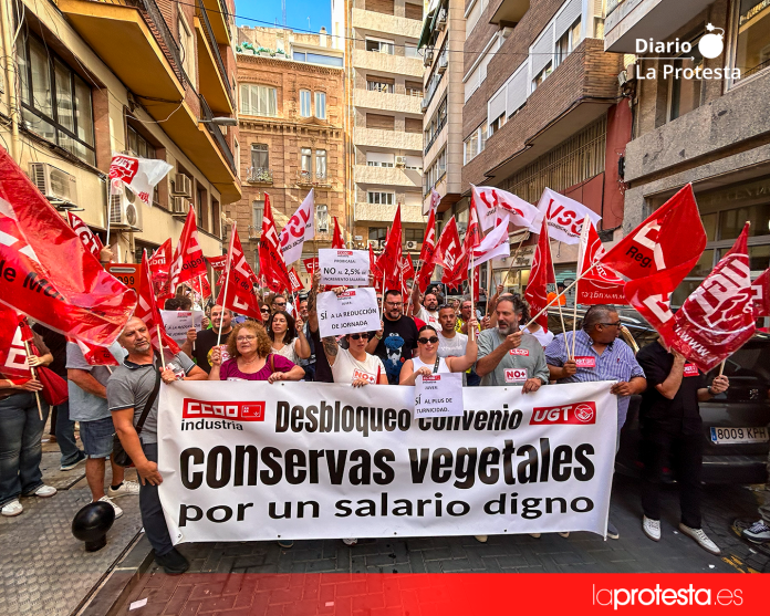 Manifestantes a las puertas de la patronal de la conserva vegetal | Foto.- Dominic D. Skerrett Manifestantes a las puertas de la patronal de la conserva vegetal | Foto.- Dominic D. Skerrett
