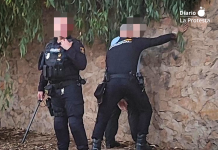 Agentes de la Policía Nacional detienen al conductor acusado de intentar arrollar con su vehículo a un piquete de trabajadores del metal en los accesos a Navantia, en Cartagena.