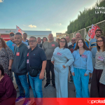 Trabajadores y trabajadoras de Juver se concentran ante las puertas del centro de trabajo durante la jornada de huelga estatal de conservas vegetales. / Foto: José Coy
