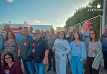 Trabajadores y trabajadoras de Juver se concentran ante las puertas del centro de trabajo durante la jornada de huelga estatal de conservas vegetales. / Foto: José Coy