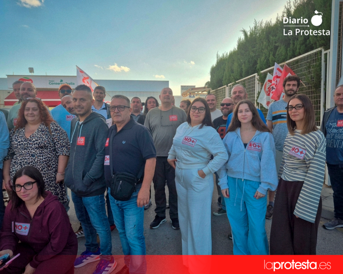 Trabajadores y trabajadoras de Juver se concentran ante las puertas del centro de trabajo durante la jornada de huelga estatal de conservas vegetales. / Foto: José Coy Trabajadores y trabajadoras de Juver se concentran ante las puertas del centro de trabajo durante la jornada de huelga estatal de conservas vegetales. / Foto: José Coy
