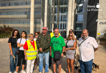 Activistas del movimiento por el derecho a la vivienda a las puertas de la Ciudad de la Justicia este pasado lunes | Foto.- Dominic D. Skerrett