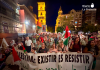 La manifestación avanza por el centro de Murcia con banderas palestinas y consignas de solidaridad con la resistencia del pueblo palestino. Foto: Dominic D. Skerrett / La Protesta Diario.