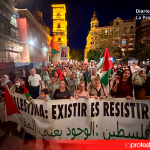 La manifestación avanza por el centro de Murcia con banderas palestinas y consignas de solidaridad con la resistencia del pueblo palestino. Foto: Dominic D. Skerrett / La Protesta Diario.