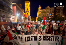 La manifestación avanza por el centro de Murcia con banderas palestinas y consignas de solidaridad con la resistencia del pueblo palestino. Foto: Dominic D. Skerrett / La Protesta Diario.