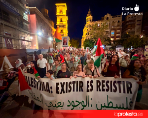 La manifestación avanza por el centro de Murcia con banderas palestinas y consignas de solidaridad con la resistencia del pueblo palestino. Foto: Dominic D. Skerrett / La Protesta Diario.