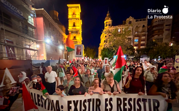 La manifestación avanza por el centro de Murcia con banderas palestinas y consignas de solidaridad con la resistencia del pueblo palestino. Foto: Dominic D. Skerrett / La Protesta Diario.